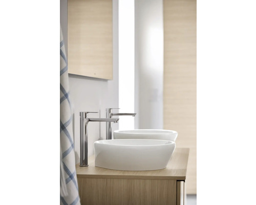 Salle de bains avec deux vasques à poser en céramique et robinetterie sur un meuble bas en bois