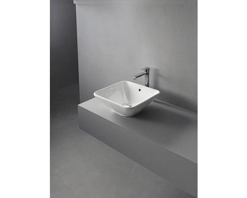 Vasque à poser en céramique avec robinet sur plan vasque
