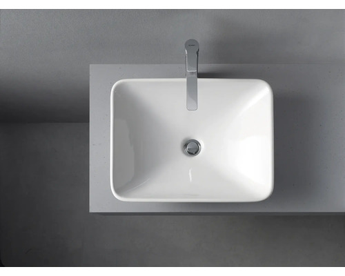 Vue de dessus d''un lavabo rectangulaire en céramique avec robinet