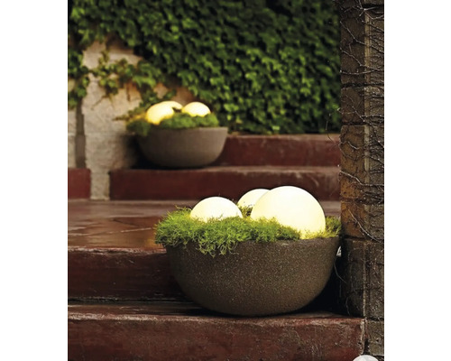 Dekorative Gartenleuchten in Pflanzgefäßen auf einer Treppe