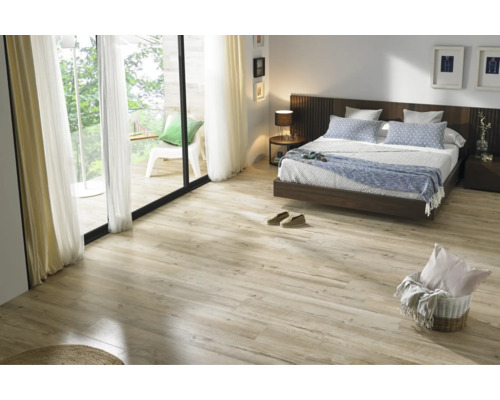 Chambre avec parquet en bois, lit et balcon