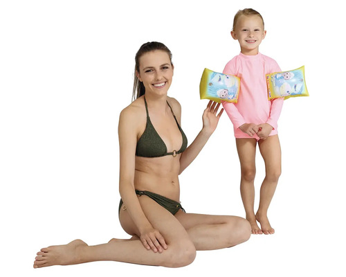 Femme en bikini et enfant avec des brassards