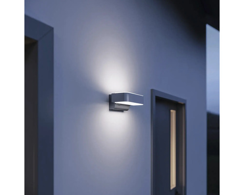 Aussenwandleuchte aus Aluminium an einer Hauswand montiert