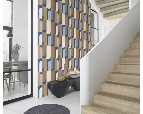 Flur mit gemusterter Tapete, Treppe und Sitzbank