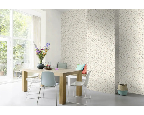 Esszimmer mit floral gemusterter Tapete, Holztisch und Stühlen.