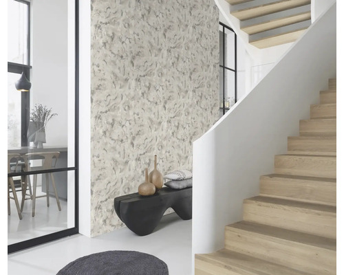 Couloir avec papier peint à motifs, escalier et banc