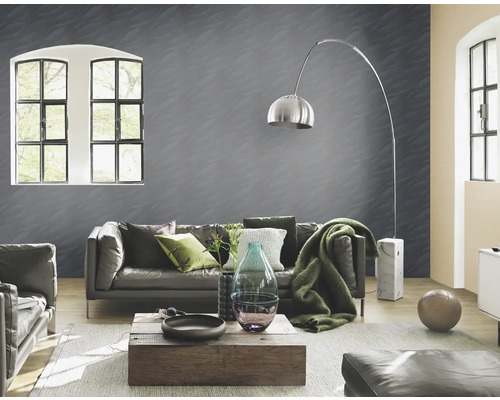 Wohnzimmer mit Sofa, Tisch, Stehlampe und gemusterter Tapete