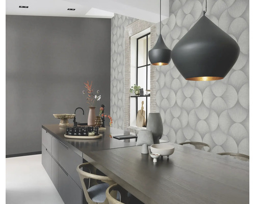 Helle Küche mit Esstisch, Pendelleuchten und gemusterter Tapete