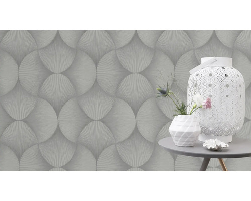 Tapete mit geometrischem Muster und Dekorationsartikel auf einem Tisch