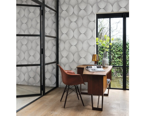 Büro mit Designertisch, Stuhl und gemusterter Tapete