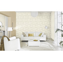 Helles Wohnzimmer mit dreidimensionaler Tapete, Sofa und Sessel