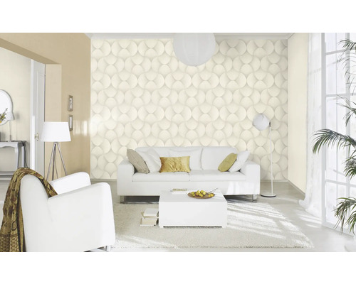 Helles Wohnzimmer mit dreidimensionaler Tapete, Sofa und Sessel