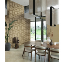 Esszimmer mit Esstisch, Stühlen und gemusterter Wandtapete