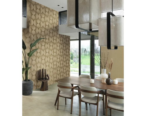 Esszimmer mit Esstisch, Stühlen und gemusterter Wandtapete