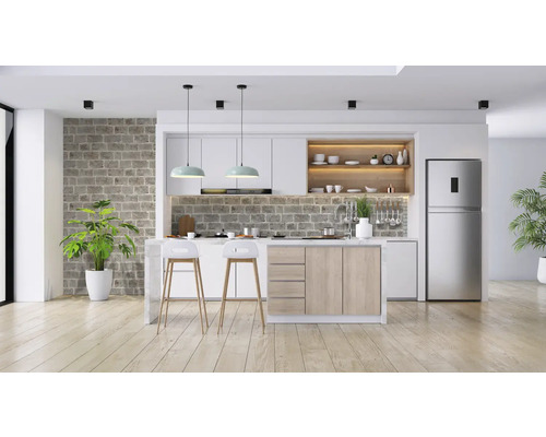 Cuisine lumineuse avec îlot de cuisine, table à manger et divers ustensiles de cuisine.