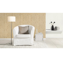 Salon avec fauteuil, lampadaire et revêtement mural en bois