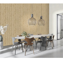 Salle à manger avec mur en bois, table à manger et suspensions
