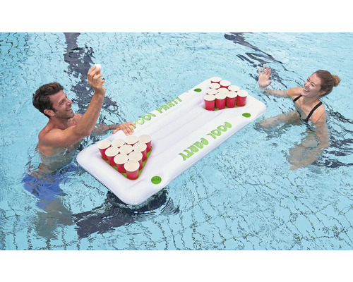 Table de beer-pong gonflable pour piscine avec des personnes dans l''eau