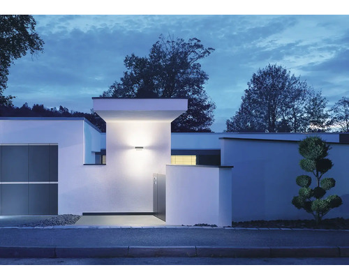 Aussenansicht eines Hauses mit Aussenleuchte an der Fassade