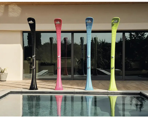 Vier Aussenduschen in verschiedenen Farben neben einem Pool.