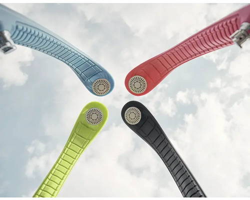 Vue de quatre becs de robinet colorés