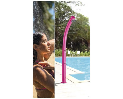 Femme sous douche de jardin et douche de jardin au bord de la piscine