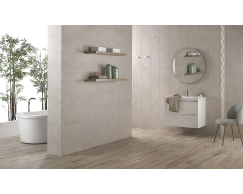 Helles Badezimmer mit Badewanne, Waschtisch und Wandfliesen