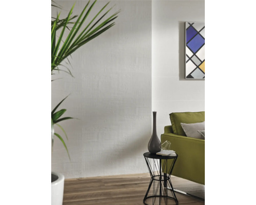 Salon avec carrelage mural blanc aspect bois, plante verte, canapé et table d''appoint