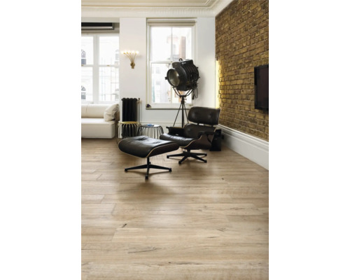 Wohnzimmer mit Holzbodenfliesen, Sessel und Stehlampe