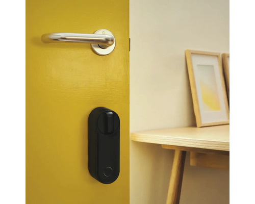 Serrure de porte intelligente sur porte jaune avec poignée de porte