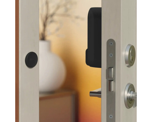 Porte avec système de verrouillage intelligent installé