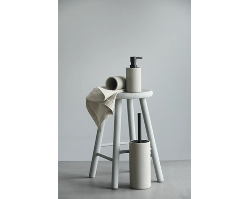 Ensemble de salle de bains avec distributeur de savon, gobelet et brosse de toilette sur un tabouret