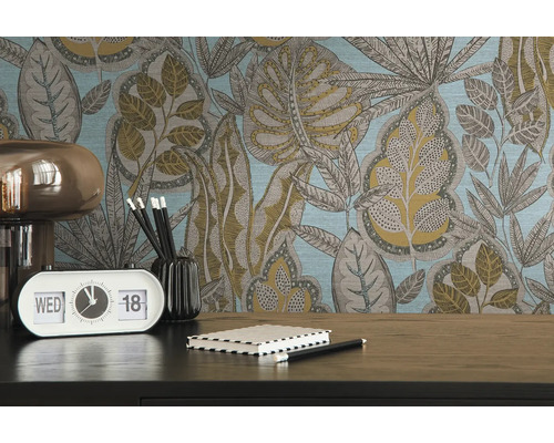 Gros plan d''un bureau avec du papier peint à motifs floraux en arrière-plan