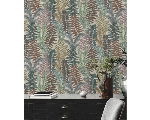 Papier peint à motif de fougère dans un espace de vie