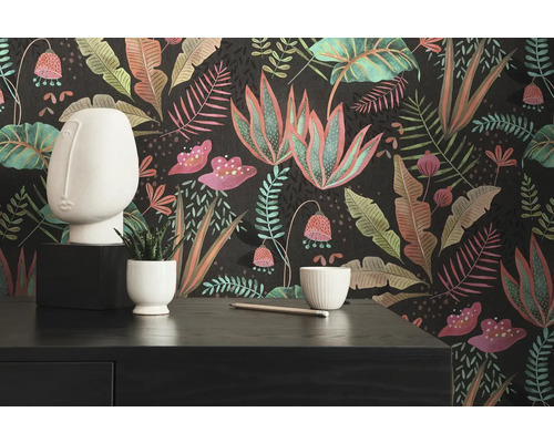 Papier peint décoratif avec motif floral dans une pièce.