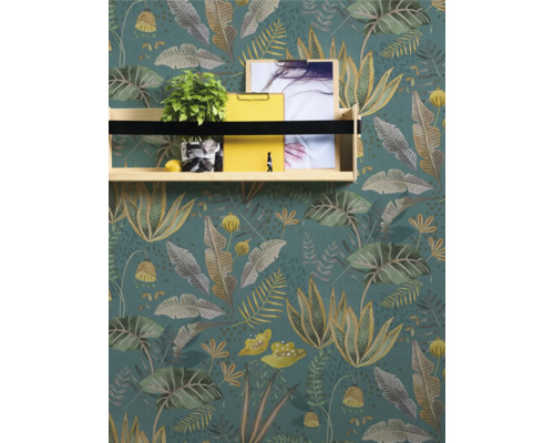 Étagère décorative devant un papier peint jungle vert avec des motifs de plantes