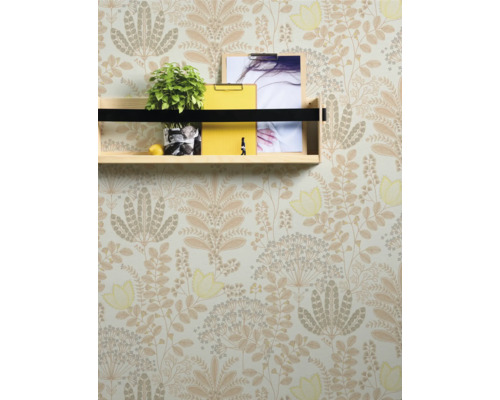 Papier peint à motifs floraux et étagère avec décorations