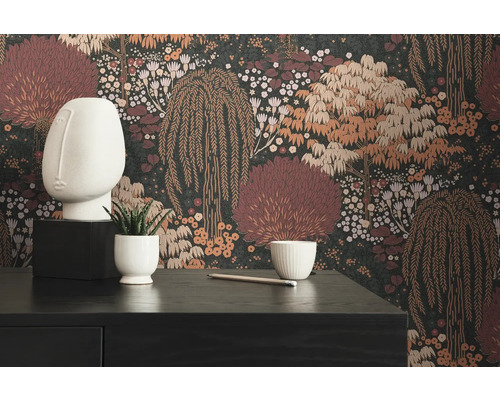 Chambre décorative avec papier peint foncé à motifs floraux, une sculpture blanche, une petite plante et un bureau