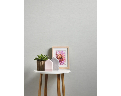Gros plan d''un papier peint texturé avec décoration sur une table d''appoint