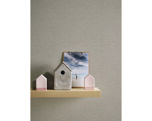 Scène décorative avec papier peint, étagère, décorations pour la maison et cadre photo