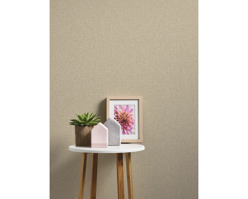 Papier peint dans un intérieur avec plante, décoration et image sur table