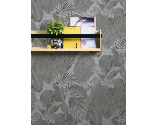 Photographie d''un mur avec du papier peint à motifs de feuilles et une étagère murale avec décoration