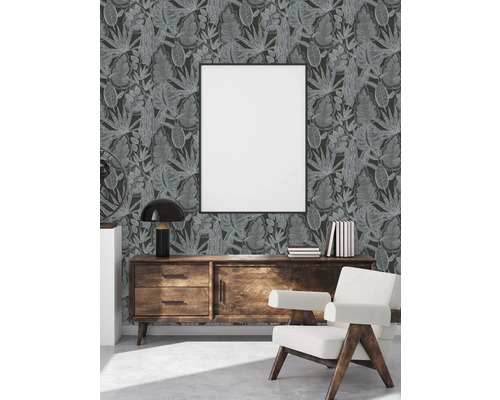Salon décoratif avec papier peint à motifs, buffet et fauteuil