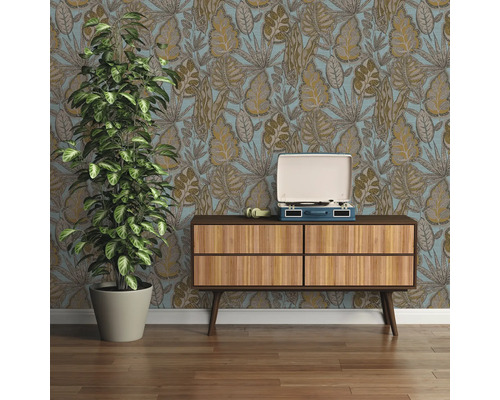 Vue d''une pièce avec papier peint à motifs, commode en bois, platine vinyle et plante d''intérieur.