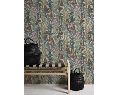 Mur avec papier peint à motif de fougères, banc et deux paniers
