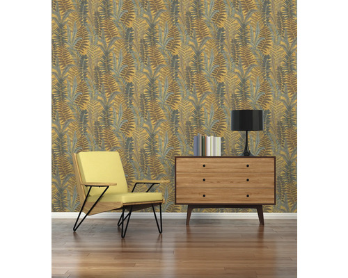 Raumansicht mit gemusterter Tapete, Sessel und Kommode