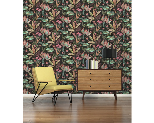 Salon avec fauteuil jaune, commode, lampe et papier peint floral