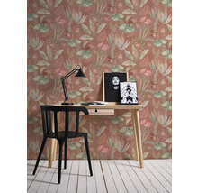 Papier peint décoratif à motifs végétaux dans un bureau avec bureau et chaise.