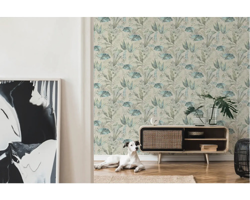 Pièce avec papier peint à motifs, buffet et chien