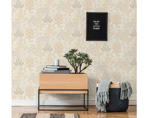 Scène avec papier peint à motifs, table d''appoint et accessoires pour la maison